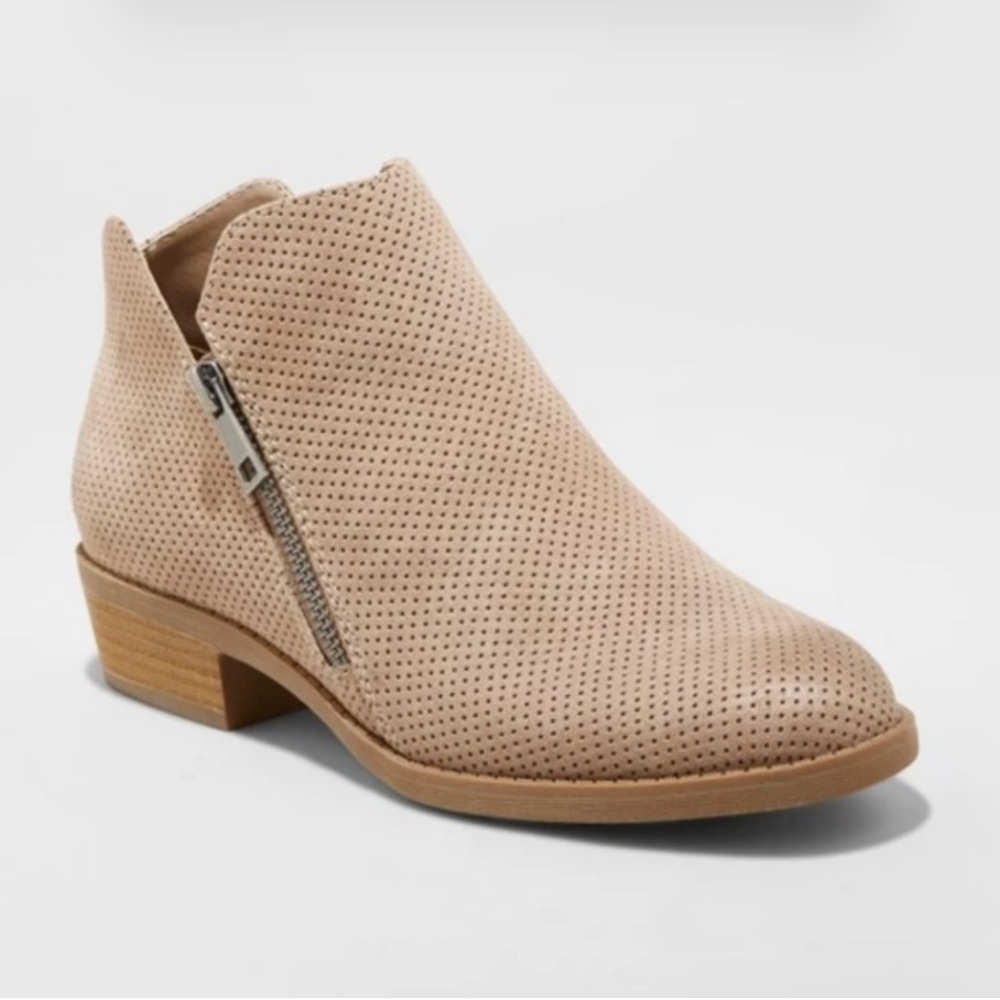 Universal Thread Perforated Beige Ankle Booties 8